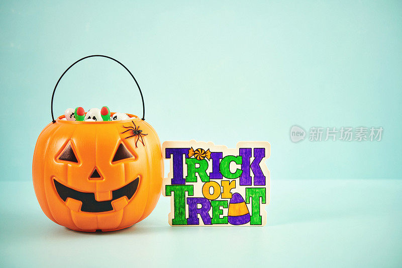 杰克O'Lantern Trick or Treat桶与标志万圣节背景